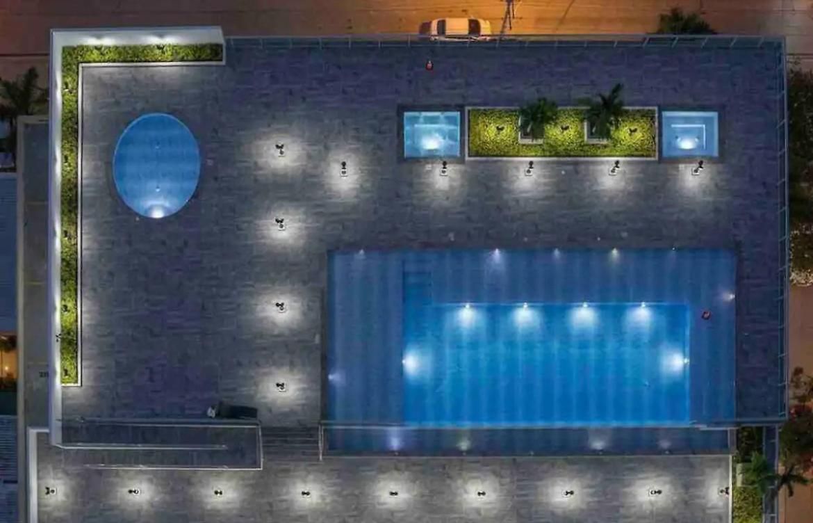 I Bedroom Luxury In Apartment *