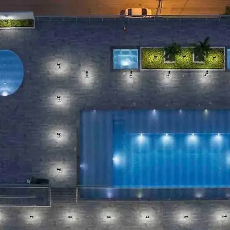 I Bedroom Luxury In Apartment *